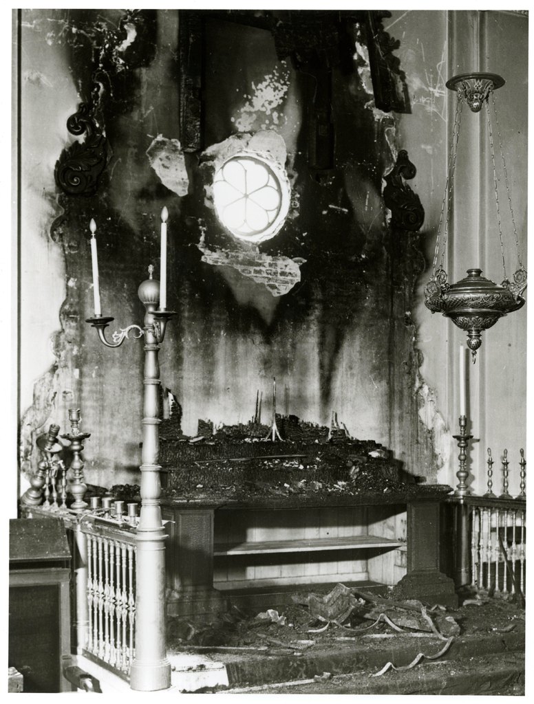The destroyed Holy Ark after the arson of April 1941. Photo: Gemeentepolitie Den Haag. Haags Gemeentearchief, 1.10026.