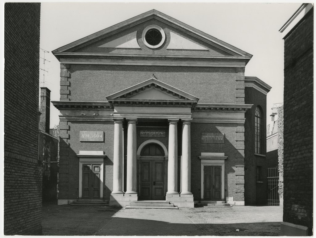 The former synagogue in May 1977, standing empty after its sale to the municipality. Haags Gemeentearchief, 6.22864.