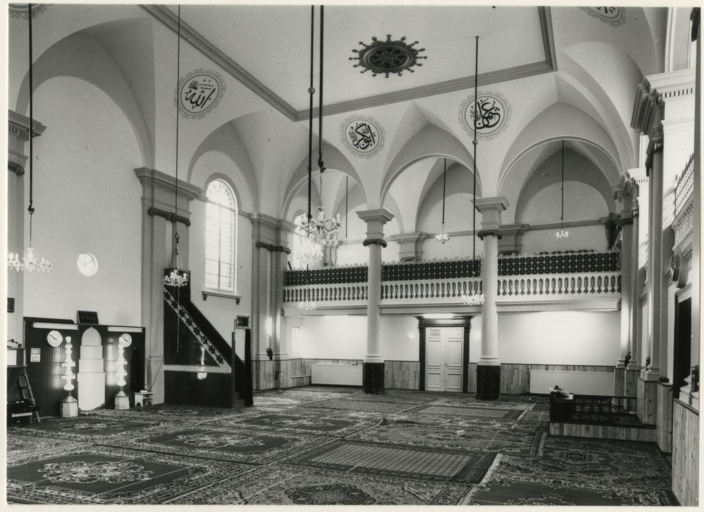 The prayer hall of the mosque on 9 May 1983, with the minbar on the left and the galleries above. Photo: Dienst Stedelij