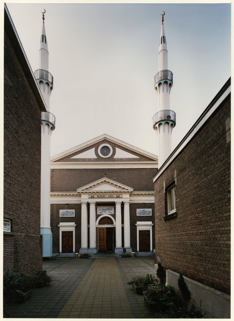 The Wagenstraat façade with its two minarets, November 1992. Dienst Ruimtelijke en Economische Ontwikkeling. Haags Gemee